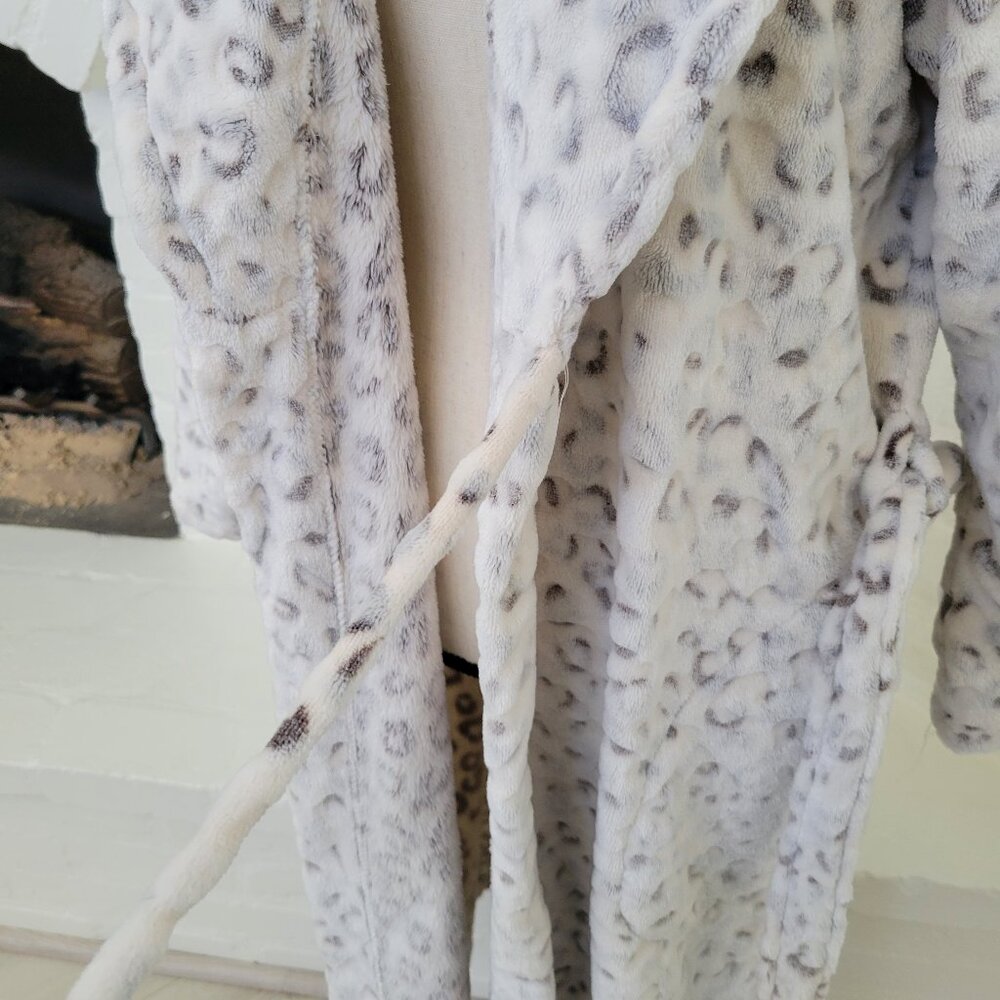 Noire Jasmine Rose Womens Bathrobe Medium White Gray Cheetah Leopard Long Sleeve - Picture 9 of 9